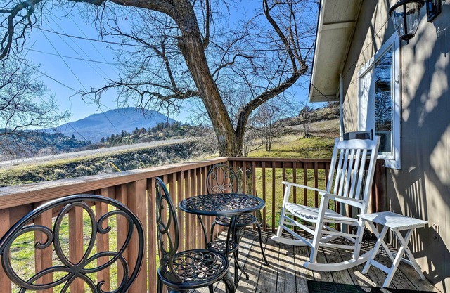 Cottage with Fire Pit + Deck on The Klamath River!