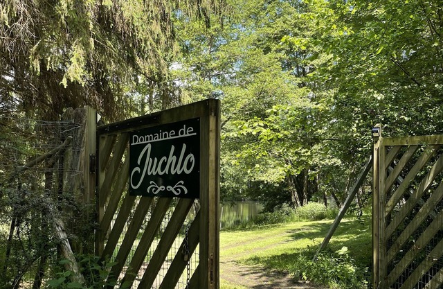 Cottage with private pond in lush greenery 35 minutes from Vulcania