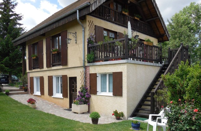 Cottage with garden, swimming pool, mountain views