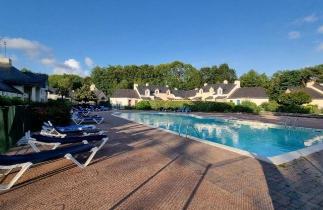 Cottage with heated swimming pool, Beautiful flowered residence in the countryside near the sea