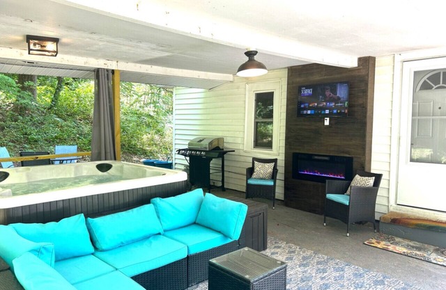 Cottage with hot tub, fire pit, game room/theater