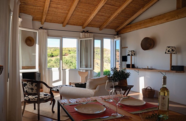 Cottage with Pool, Vineyard and Breathtaking Views (Ollastru)