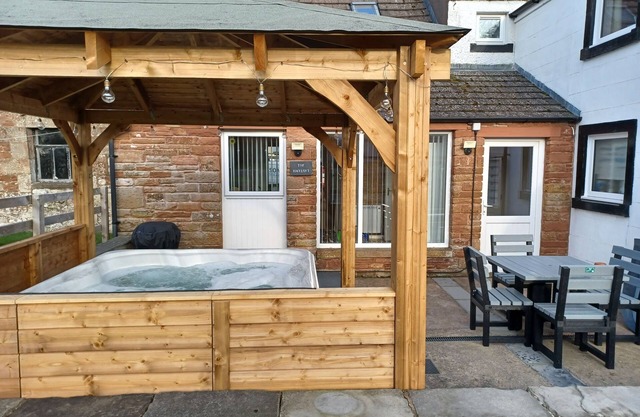 Cottage with private hot tub