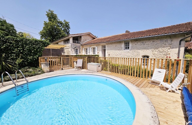 Cottage with swimming pool The hollow of the wolf