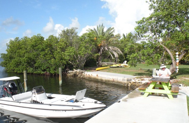 Cottage with swimming pool and dockage, just minutes to Key West!