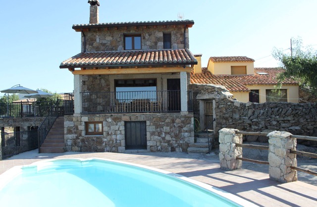 Cottages Lalo and Chelo, Gredos Avila 20 people ideal family/friends Swimming pool.