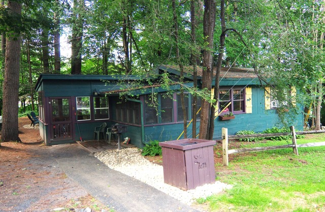 Cottontail Cabin at the Adirondack Lodge =- 5 mins to Lake George Village