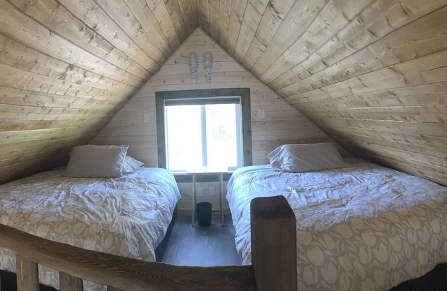 Cougar Mountain Lodge (Cozy Mini Chalets/Cabins)