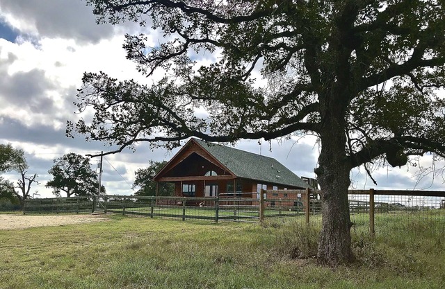 Country Cabin getaway on 100 acres!