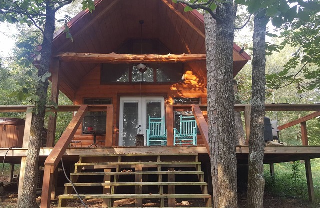 Country Cabin quiet! And private. Horses welcome, Jeep available to rent.