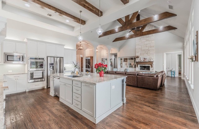 Country charm & close to it all! Sleeps 16+! Sky high ceilings & exposed beams!