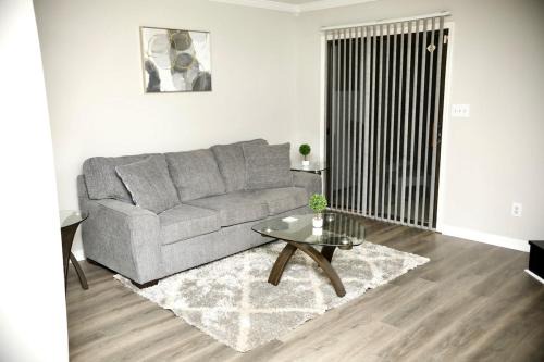 Country Club's Cozy 2-bedroom!