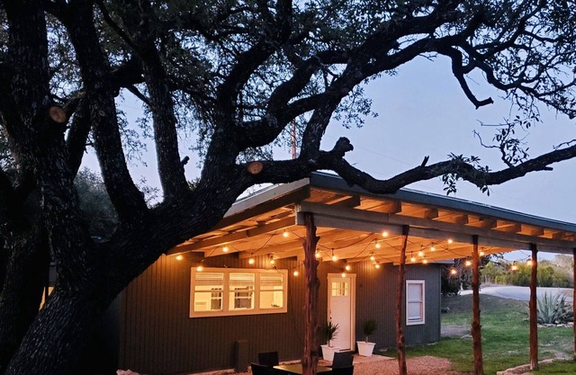 Country cottage, 2 BR, 1/2 mi from Fossil Rim, 180° view of countryside