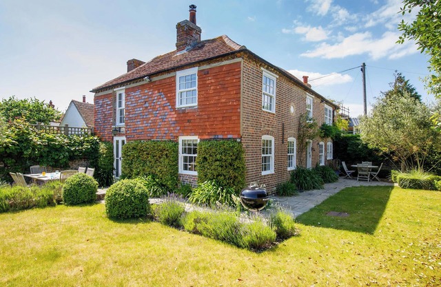 Country cottage in pretty village/quay views