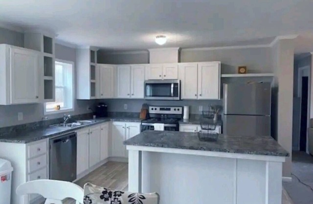 Country Cottage on the Lakeshore-Few Minutes from Beach