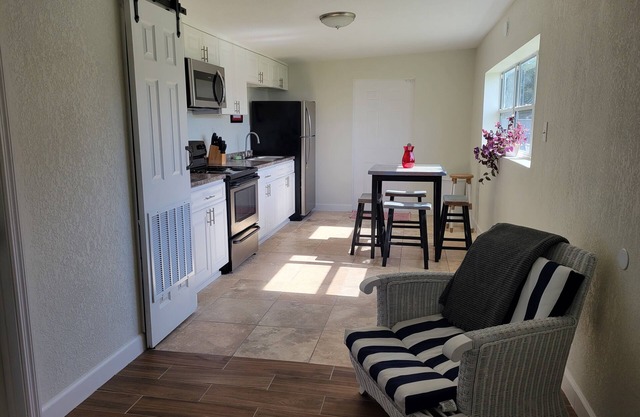 Country Cottage one mile from UCF and close to Disney