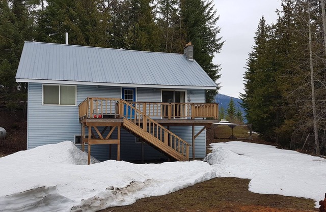 Country Cottage with enclosed yard. Quiet wooded location.
