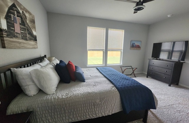 Country Cozy! Well stocked, immaculate home. Great short or extended stays! n