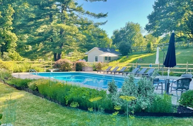 Country Estate Outside Hudson - Heated Extra Large Pool w/Outdoor Barrel Sauna