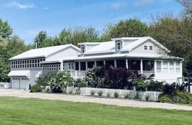 COUNTRY ESTATE, SLEEPS 20, 2 MILES TO LAKE MICHIGAN, POOL, PET FRIENDLY!