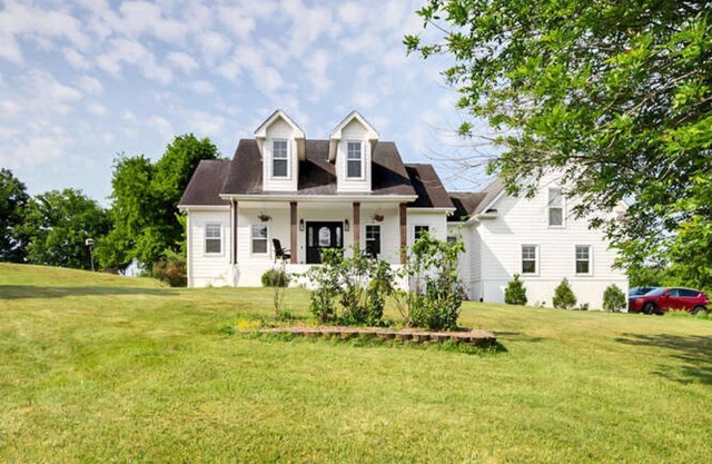 Country Farmhouse at The Waylan - Great for Groups!