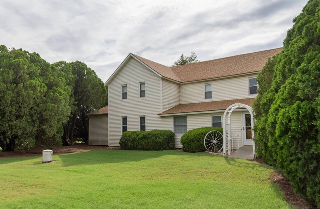 Country Farmhouse, family friendly, beautiful views, gorgeous sunsets