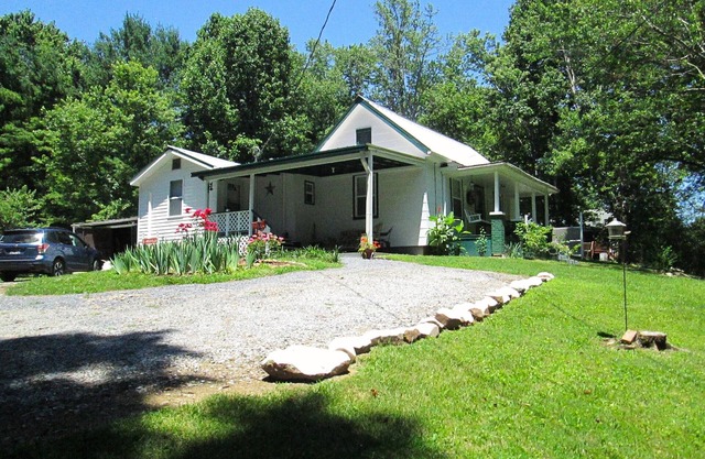 Country Farmhouse, Bristol Casino/Drag Races, Rhym-Root's concert, Hiking/Biking