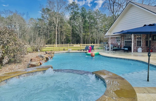Country Getaway Magnolia Forest Home in 10 Acre Lot