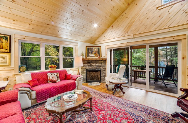 Country Getaway W/Free WiFi, Gas Fireplace, Deck, Lake View & Washer/Dryer