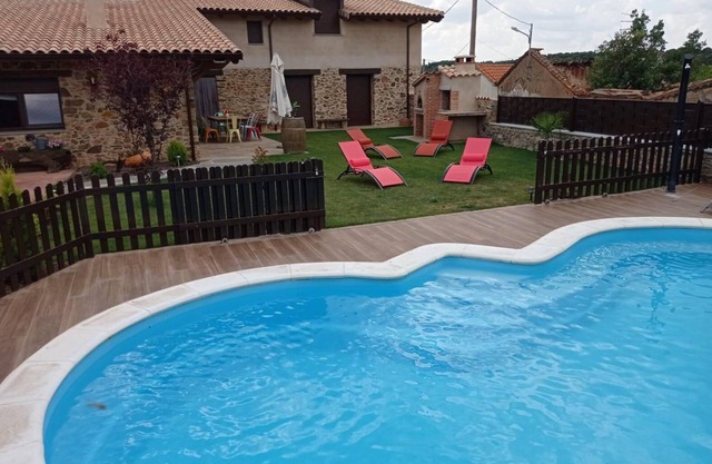 Country House 'Casa Rural Gorriones' with Private Pool, Private Garden and Wi-Fi