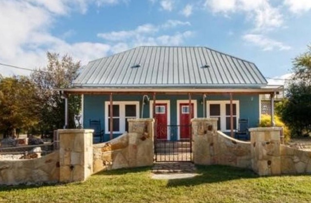 Country home at scenic Hill Country crossroads. Sleeps up to 10