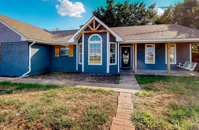 Country home with large yard, covered patio, firepit, AC, & W/D