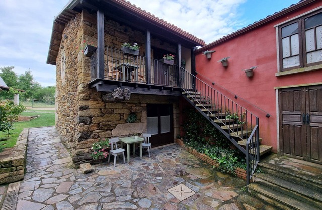 Country House 'Aldea Rural A Cortiña Apartamento 1' with Mountain View, Shared Pool and Wi-Fi