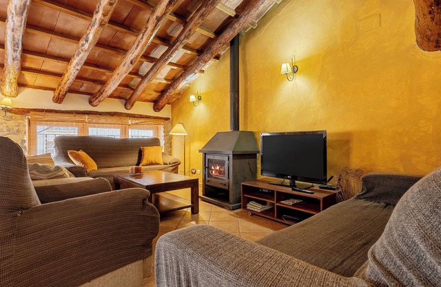 Country House 'Antic Forn De Paüls' with Mountain View, Wi-Fi and Air Conditioning