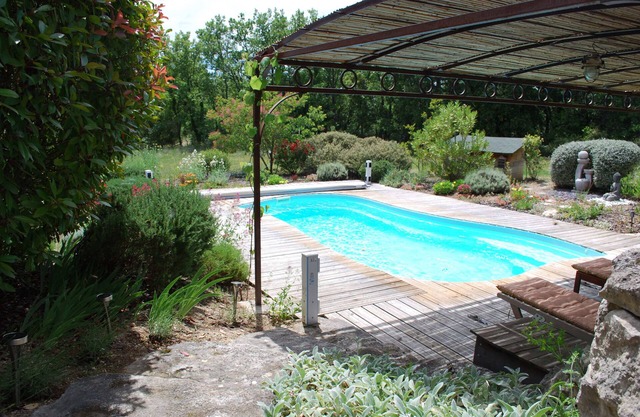 COUNTRY HOUSE AT THE FOOT OF THE LUBERON
