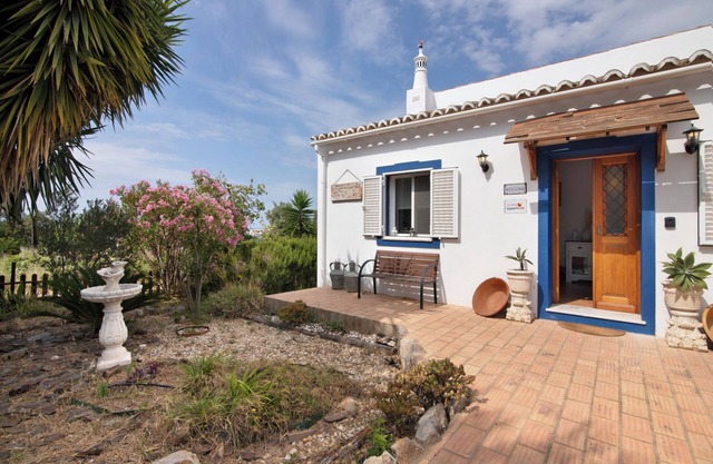 Country House 'Casa Da Eira - Quinta Do Mestre' with Private Terrace, Wi-Fi and Air Conditioning