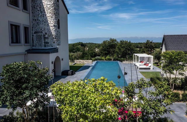 Country House 'Chateau De Neydens' with Mountain View, Wi-Fi and Air Conditioning