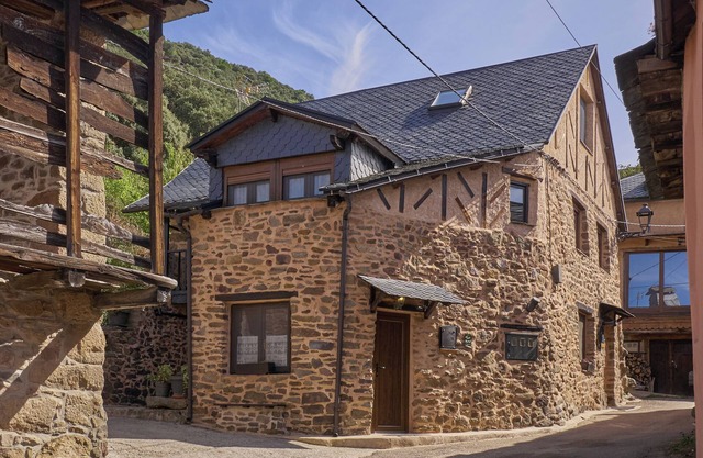 Country House 'El Sardón 2' with Mountain View, Wi-Fi and Air Conditioning