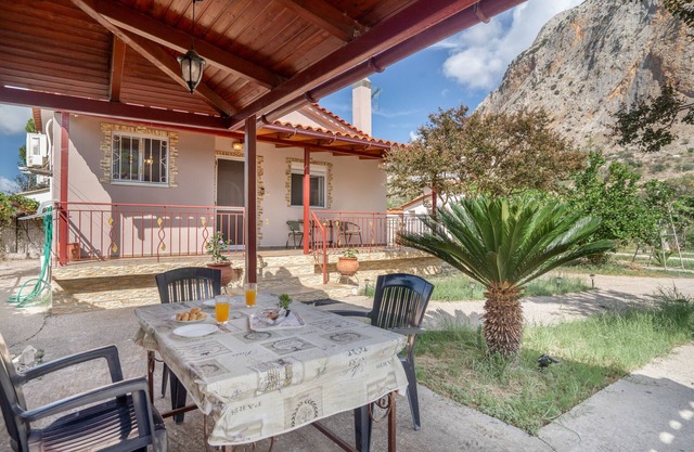 Country House 'Emis House Krioneri' with Mountain View, Wi-Fi and Air Conditioning