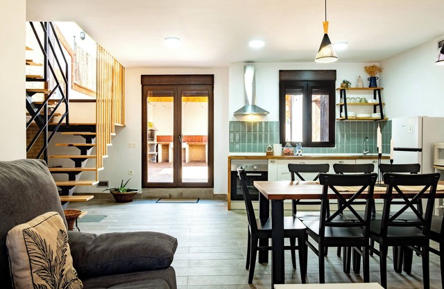 Country House 'La Carbonera 1' with Private Terrace, Wi-Fi and Air Conditioning