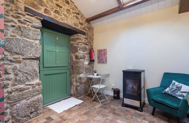 Country House 'La Caseta De Laura' with Shared Garden and Wi-Fi