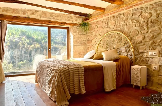 Country House 'La Pequeña Cantonesa' with Mountain View, Balcony and Air Conditioning