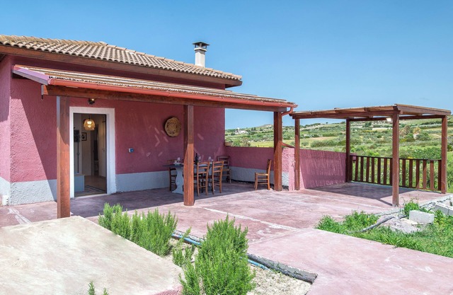 Country House 'La Valle degli Ulivi' with Mountain View, Wi-Fi and Air Conditioning