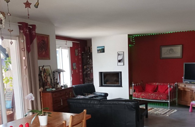 Country house not overlooked close to amenities