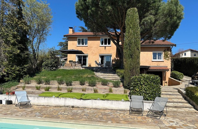 Country house - swimming pool - view of Monts du Lyonnais - 25 min from Lyon