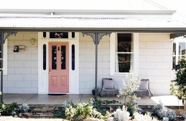Country House - sleeps 6-8. Vineyard views & stroll to town. Pet Friendly !n