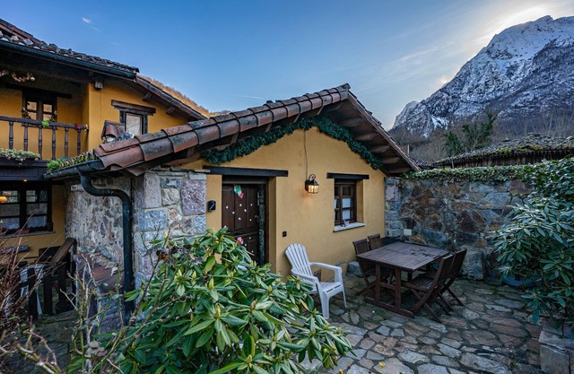 Country House 'Valle De Bueida El Palacio' with Mountain View, Private Garden and Wi-Fi