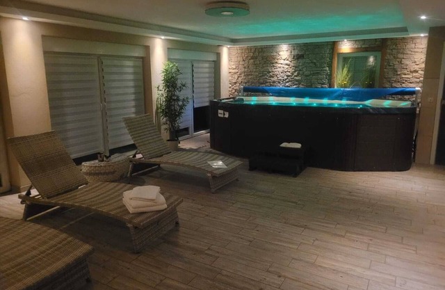 Country house villa Weinsheim, up to 20 pers. - wellness, sauna, whirlpool, Eifel/Prüm