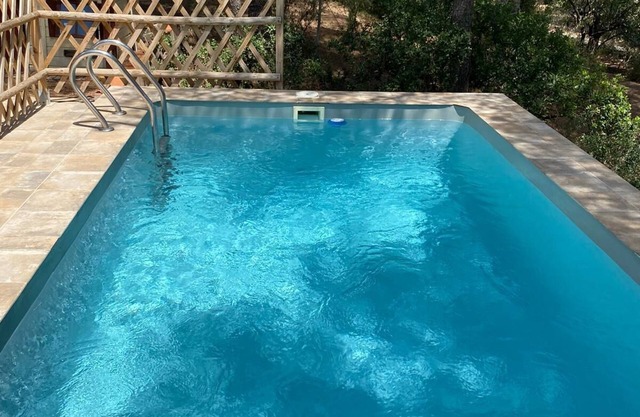 Country house with forest and swimming pool, near the beach (pet friendly).