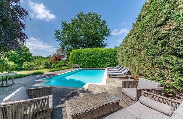 Country house with swimming pool near Goodwood